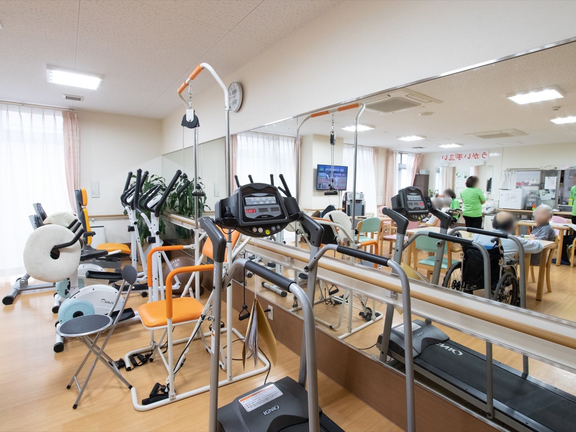 エアロバイクやルームランナー等置いてある。健康器具の前には大きな鏡が設置されており、運動しながら自分の体を見ることができる。