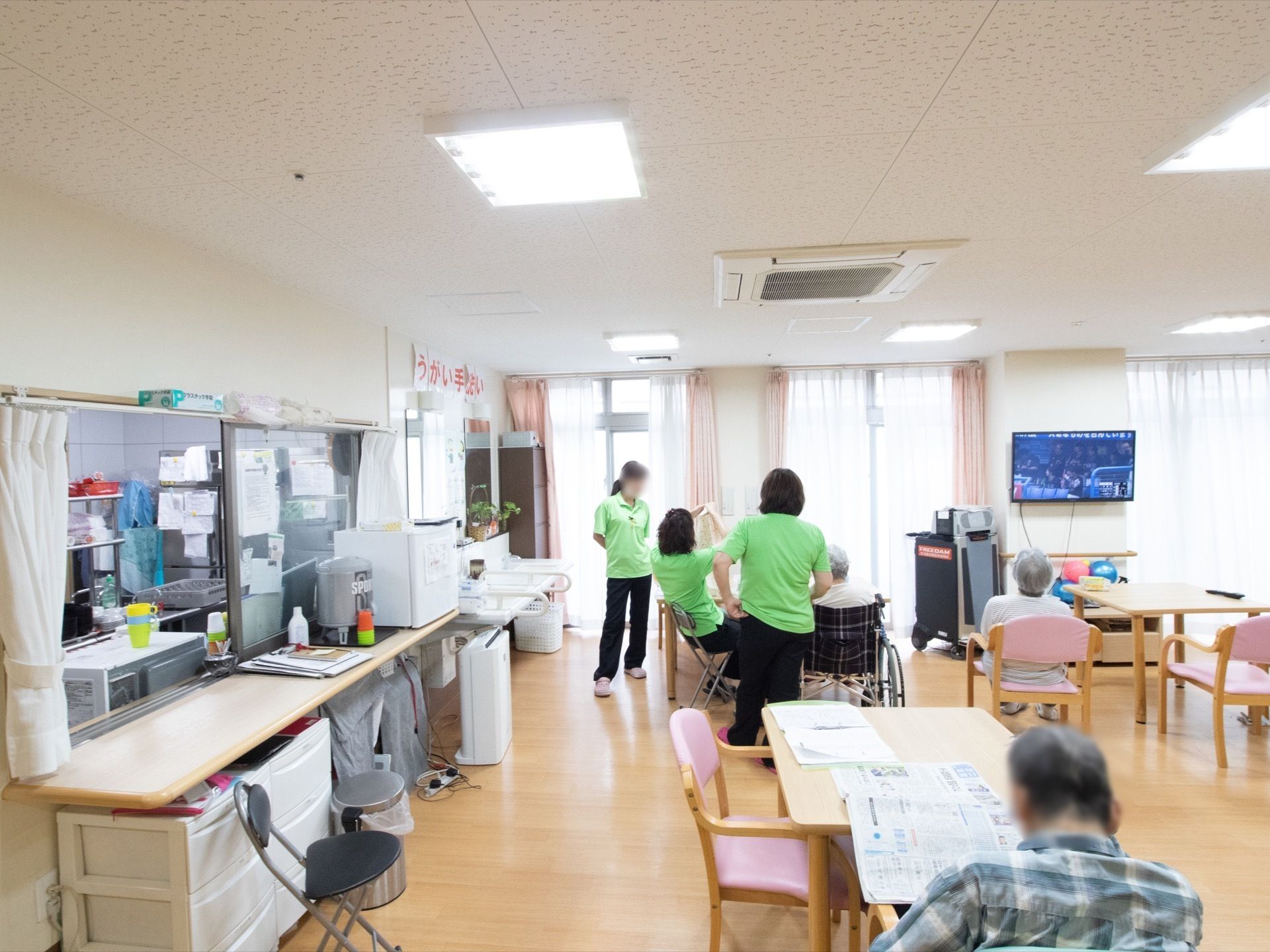 リビングに併設してキッチンがある。キッチンの前には台が付いており、ウォータージャグやタオルウォーマーがある。