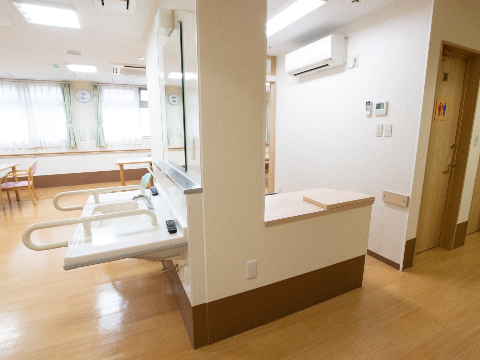 リビングのすぐ側に、トイレが設置されている。トイレからリビングに戻る途中で手を洗うことができるように、手洗い場が設置されている。