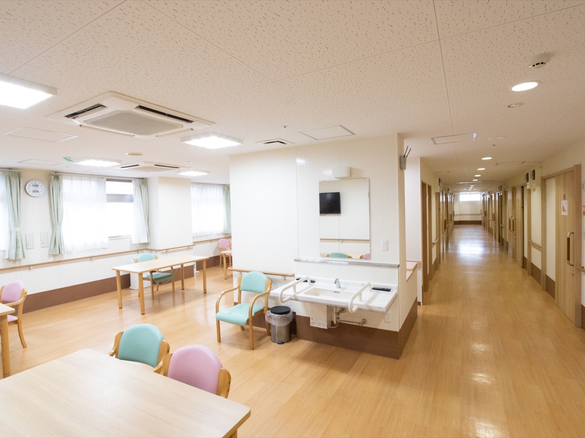 館内はバリアフリー設計である。通路からはいったところに、共用のスペースがある。洗面台も完備されている。