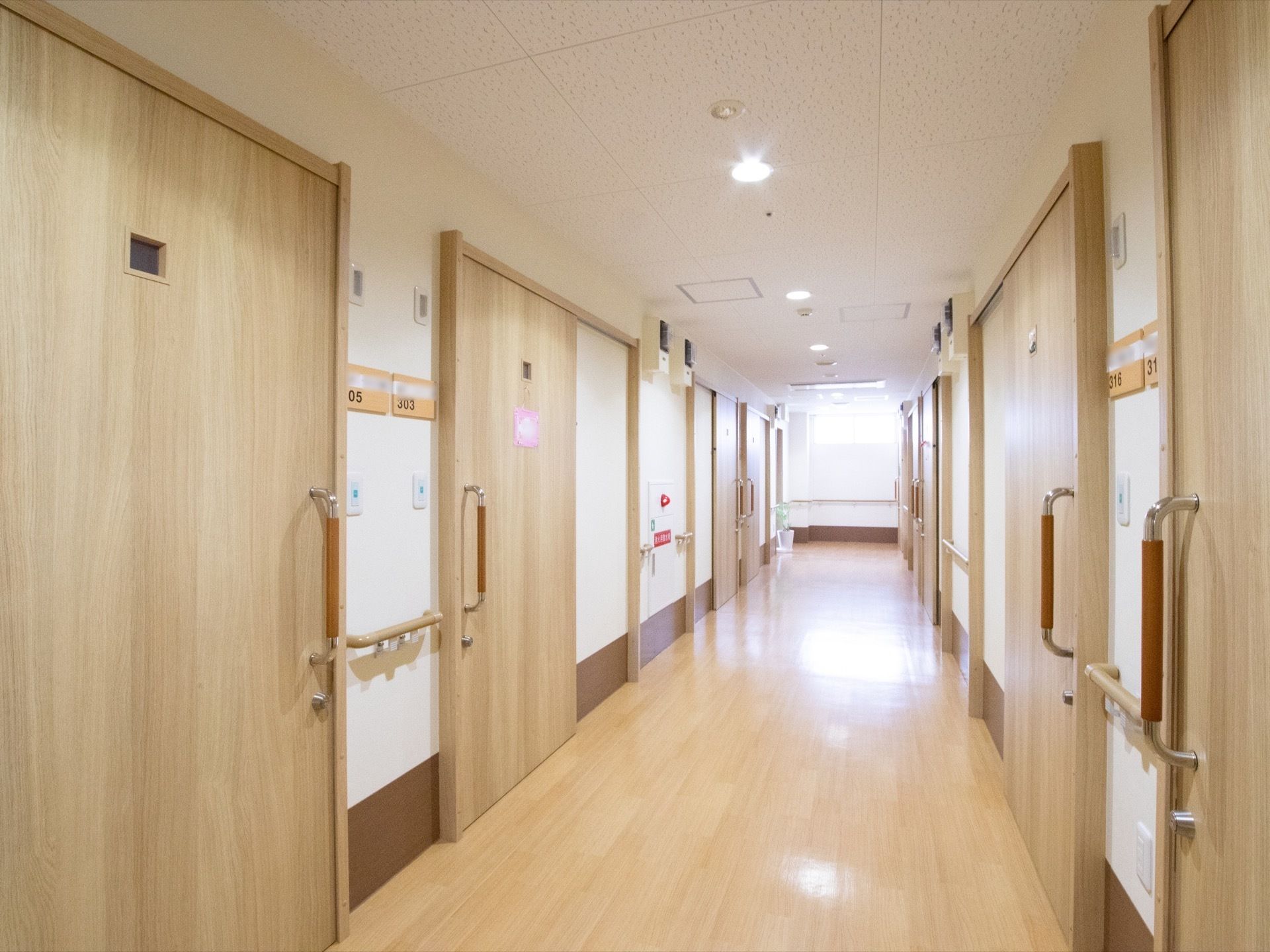木のあたたかみが感じられる、明るい色調の通路である。幅はじゅうぶんな広さがあり、圧迫感なく利用できる。