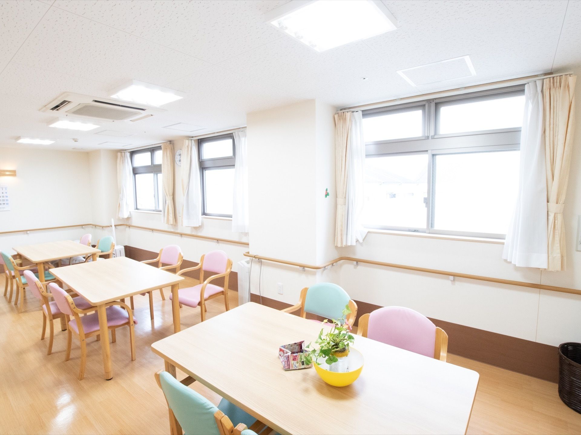 広々した窓が複数備え付けられており、自然光がたっぷりはいる空間である。テーブルと椅子が完備されている。