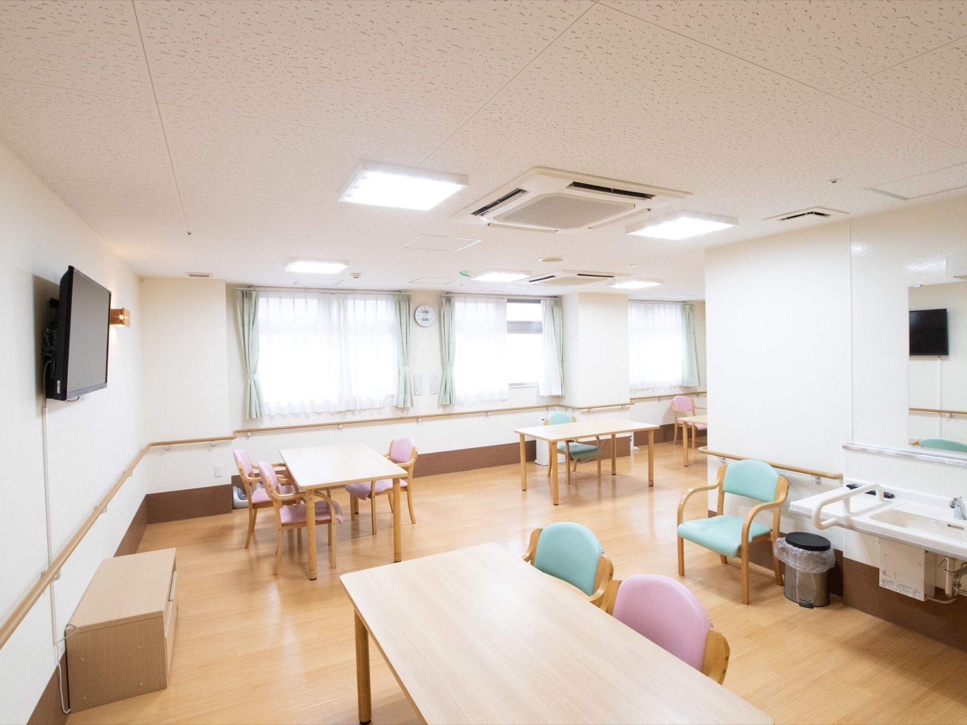 大きな空調設備を設置しており、快適空間を維持している。ゆとりをもってテーブルセットが配置されており、ゆったりくつろぐことができる。