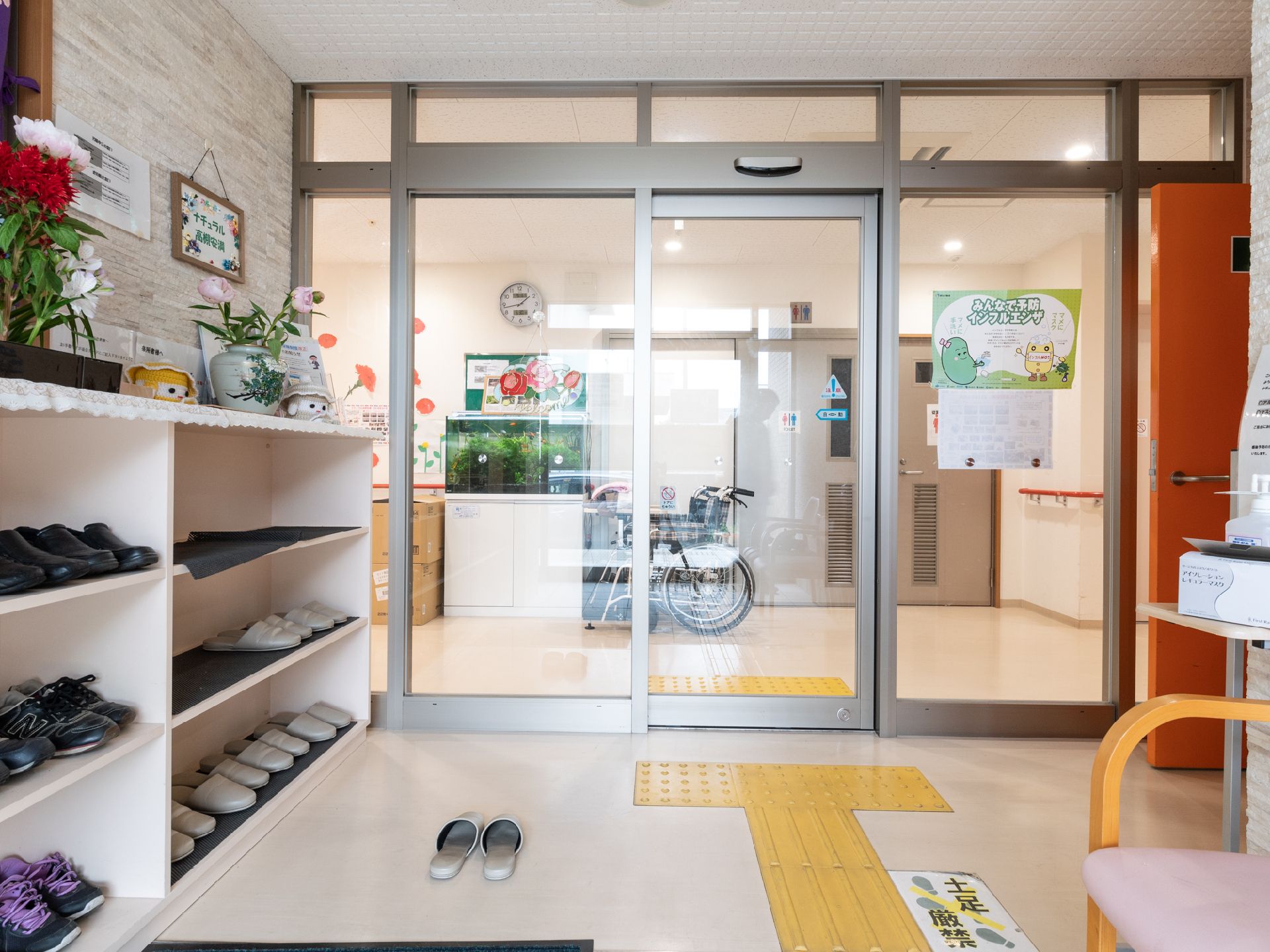 屋内まで黄色い点字ブロックが続いている、玄関の床面