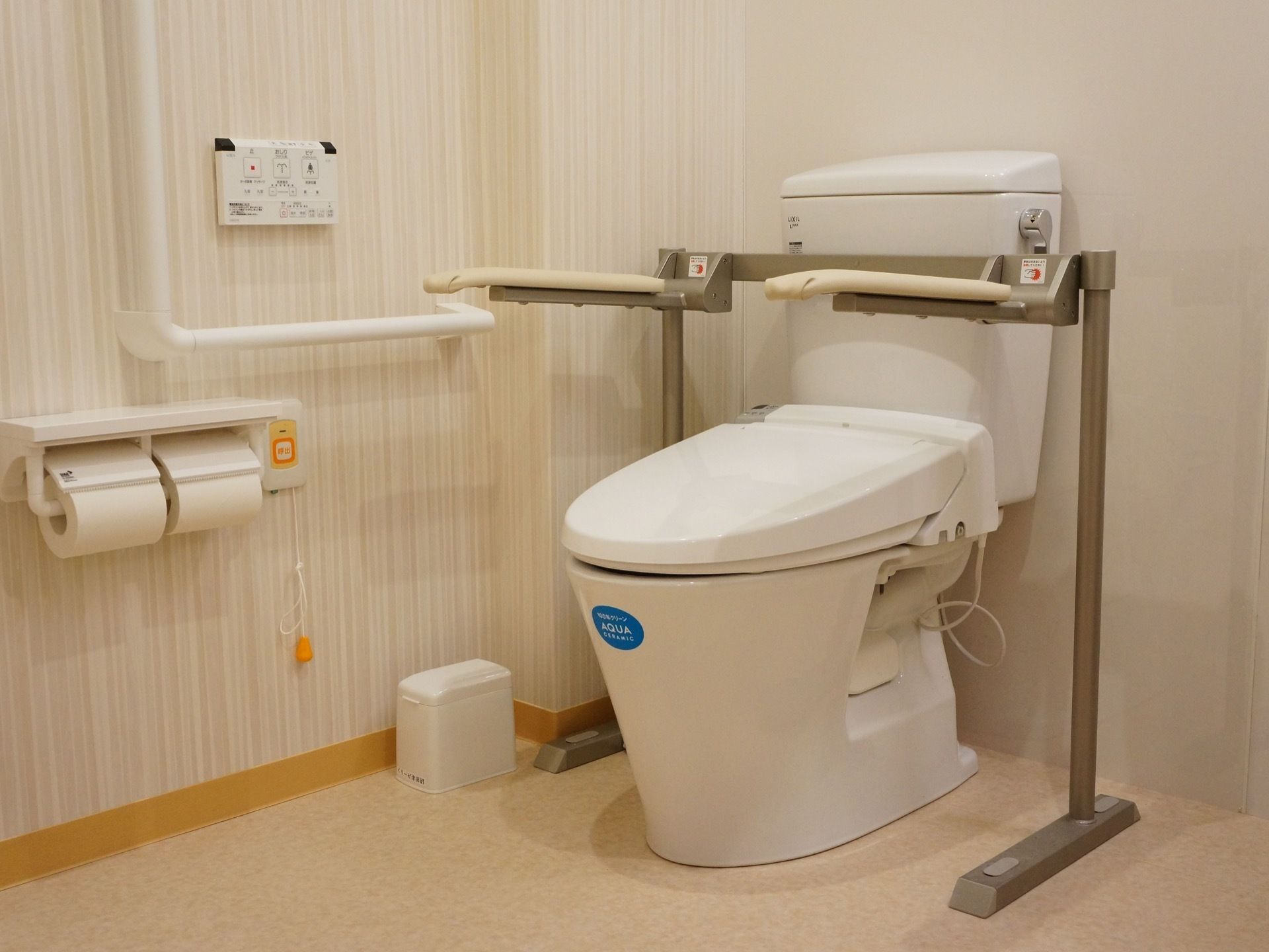 トイレは洋式で洗浄機能が付いている。便器の両側には可動式の手すりが取り付けられている。緊急呼出ボタンが設置されている。