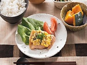 栄養のバランスを第一に考えつつ、美味しさや、食べ応えの確かさといった点にも配慮した夜ごはんの一例である。