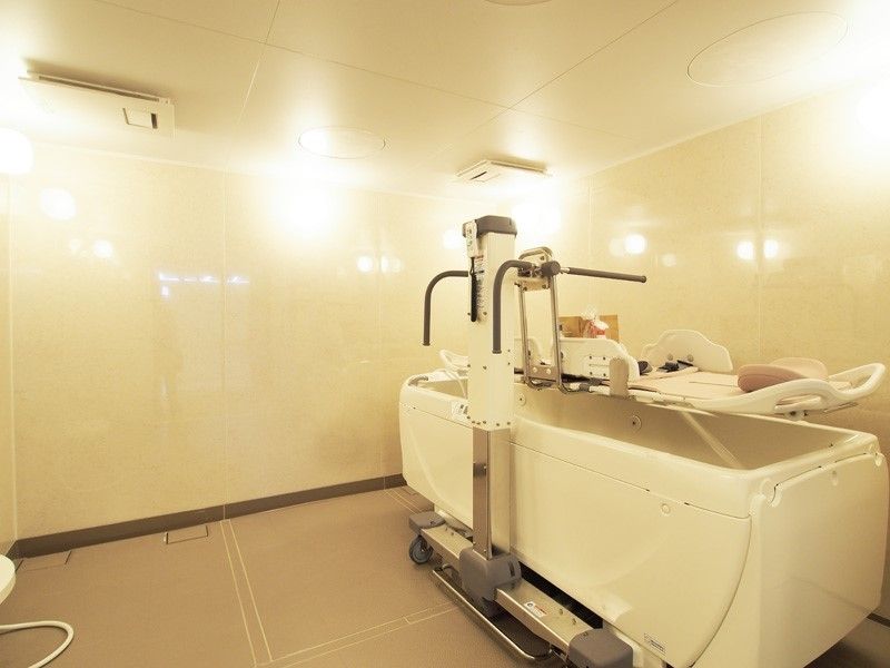 室内には、寝た姿勢のままで入浴ができる専用の設備がある。明るい光に満ちた浴室は、見るからに清潔そうな雰囲気である。