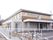 2階建ての落ち着いた建物である。施設は低いフェンスで囲まれ、開放的だが安心して過ごせる工夫をしている。