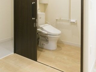 居室のトイレも、バリアフリー仕様である。室内と統一された内装、温水洗浄便座もついており、清潔感がある。