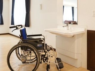 居室の洗面台も、フットレスであり、バリアフリーに特化している。毎日の洗面がスムーズであり、入居者様のストレス軽減につながっている。