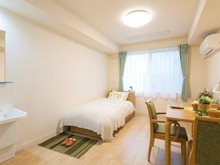 廊下から居室まで、段差のない床が続いている。使用されていた家具・家電も配置しやすい、広い居室である。