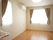 角部屋は窓が２ヶ所にあり、照明も使用すると室内がとても明るくなる。壁にエアコンが設置され、低い位置にコンセントがある。