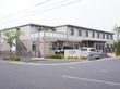 当施設は大通りに面した角地に立地しているため、遠くからでも見つけやすい。施設の駐車場の入口が広く、車での出入りがしやすい。