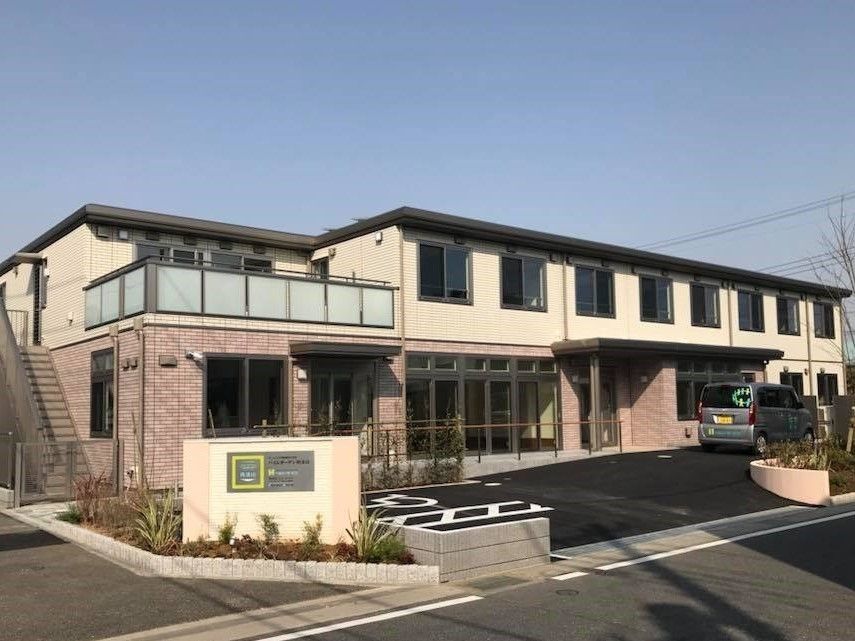 側面に2階から直接外に出られる非常階段が完備された施設