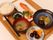 食事のメニューは、ごはん、味噌汁、焼き鮭と付け合わせの野菜、煮物と小鉢、デザートの果物。栄養のバランスに気を配っている。