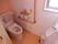 トイレには手すりと正面に洗面台が設置されているのでスムーズに移動できる。便座の後ろには背もたれも設置されている。