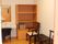 お部屋には大きめの棚が用意されているので、荷物をたくさん収納できる。洗面台の前には椅子が置いてあり、腰掛けながらお化粧ができる。
