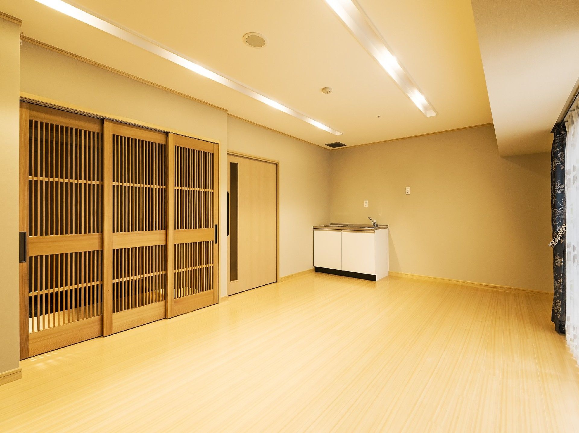 格子引き戸が情緒豊かな和風の居室となっている。ライン照明が美しく、明るく広々とした部屋で自分流に家具を配置できる。