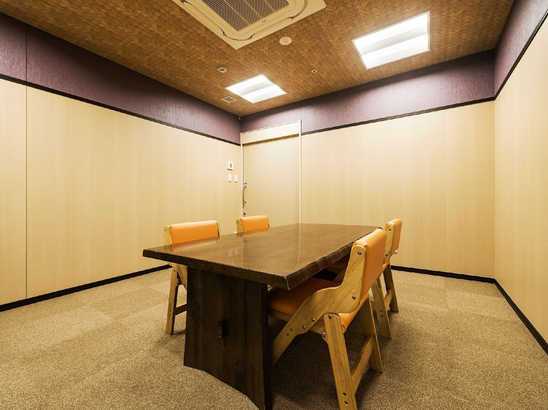 和柄の天井とベージュの壁が落ち着いた雰囲気の談話室である。部屋にはテーブルセットが１つ置かれており、ゆっくりと談話ができる。