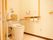 トイレの右側の壁に、ペーパーホルダーが２つ設置されている。その上に緊急呼出ボタンや、洗浄用の操作パネルがある。