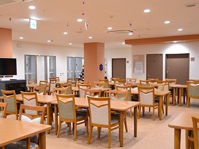 温かみのある木目調で統一された食堂である。天井や壁には装飾品がレイアウトされ、入居者様の興味もひくことができる。