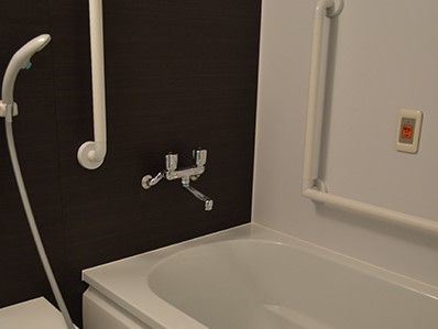浴室には入居者様がより快適で安全に入浴をお楽しみいただけるよう、手すりや呼び出しブザーが設置されている。