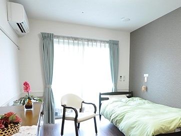 広々とした居室である。入居者様はご自宅よりご愛用の家具を持ち込み、お好きなようにレイアウトして、快適にお過ごしいただける。