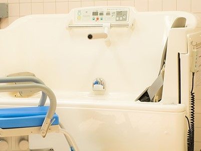 座ったままの姿勢で使える介護浴槽が写っている。専用のチェアg￥などがあることが分かる