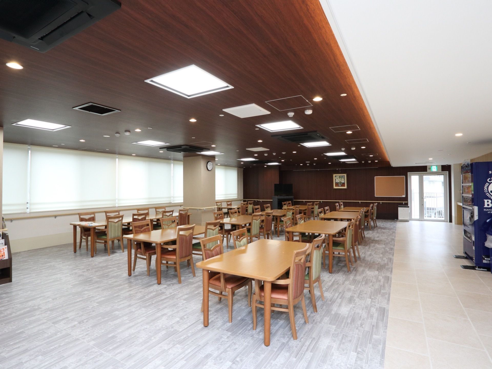広々としたスペースにテーブルセットが置かれている。部屋奥にはテレビが設置されており、食事をしながらテレビ鑑賞を楽しめる。