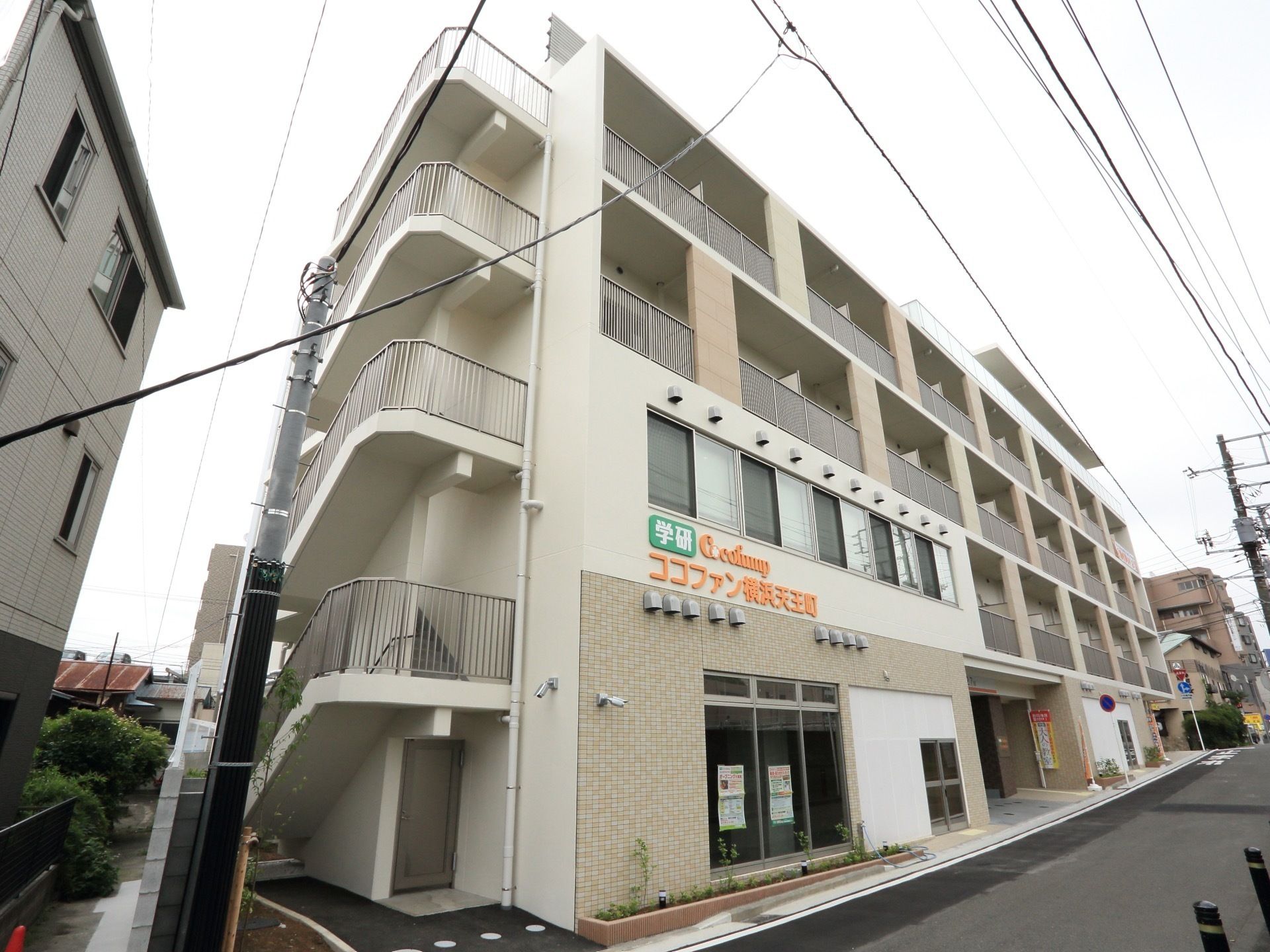 白を基調とした外観で４階建ての建物である。周辺は住宅街になっている。非常階段が備わっているので安心して過ごせる。