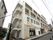 白を基調とした外観で４階建ての建物である。周辺は住宅街になっている。非常階段が備わっているので安心して過ごせる。