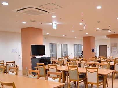 2人で微笑んでいる様子がわかる写真。後ろに広い公園のような空間が広がっている