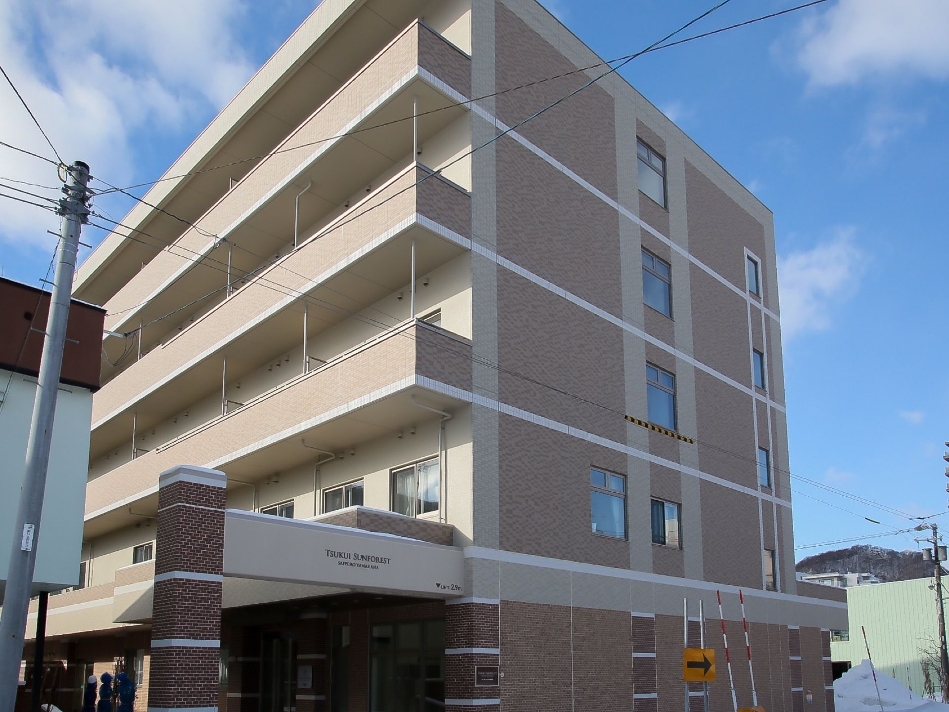 おしゃれな高級マンションのような外観。大きな施設の1階部分には保育園が併設されている。スタッフだけでなく地域の方が利用することができる。