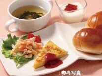 バターロールとフレンチトーストとマカロニサラダやスープとデザート