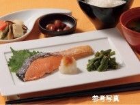焼き鮭と豆や野菜の煮物とごはんと味噌汁のセット