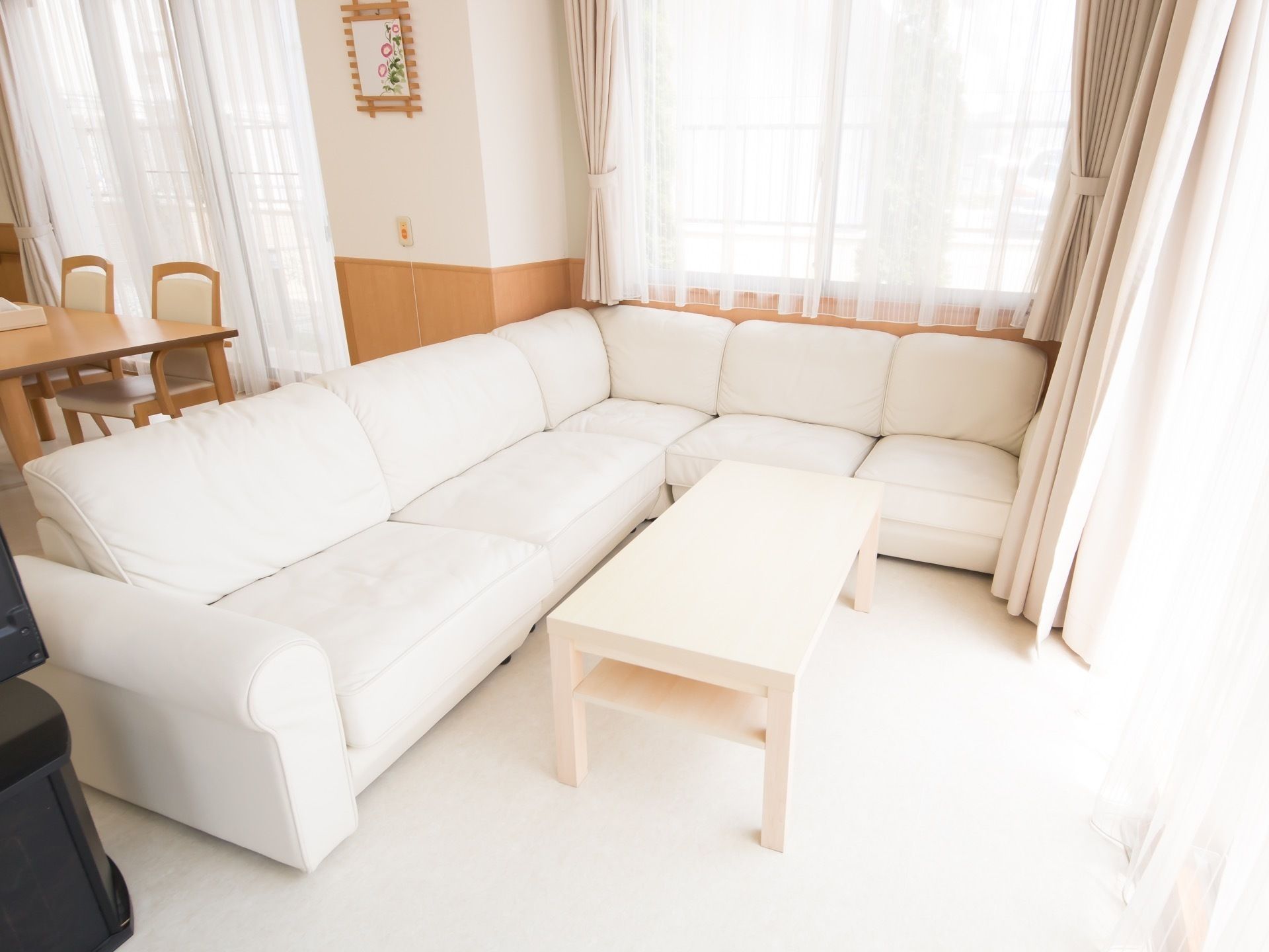 大きな白いソファに座って、入居者様同士雑談できる共有スペース