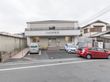閑静な住宅地に立地している施設の外観。建物はこぢんまりとした2階建てになっている。敷地内に駐車スペースが設けられている。
