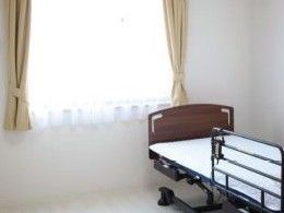 白っぽく清潔感のある空間である。室内は段差のないバリアフリー仕様なので、車椅子をご利用の方でも快適な生活ができる。