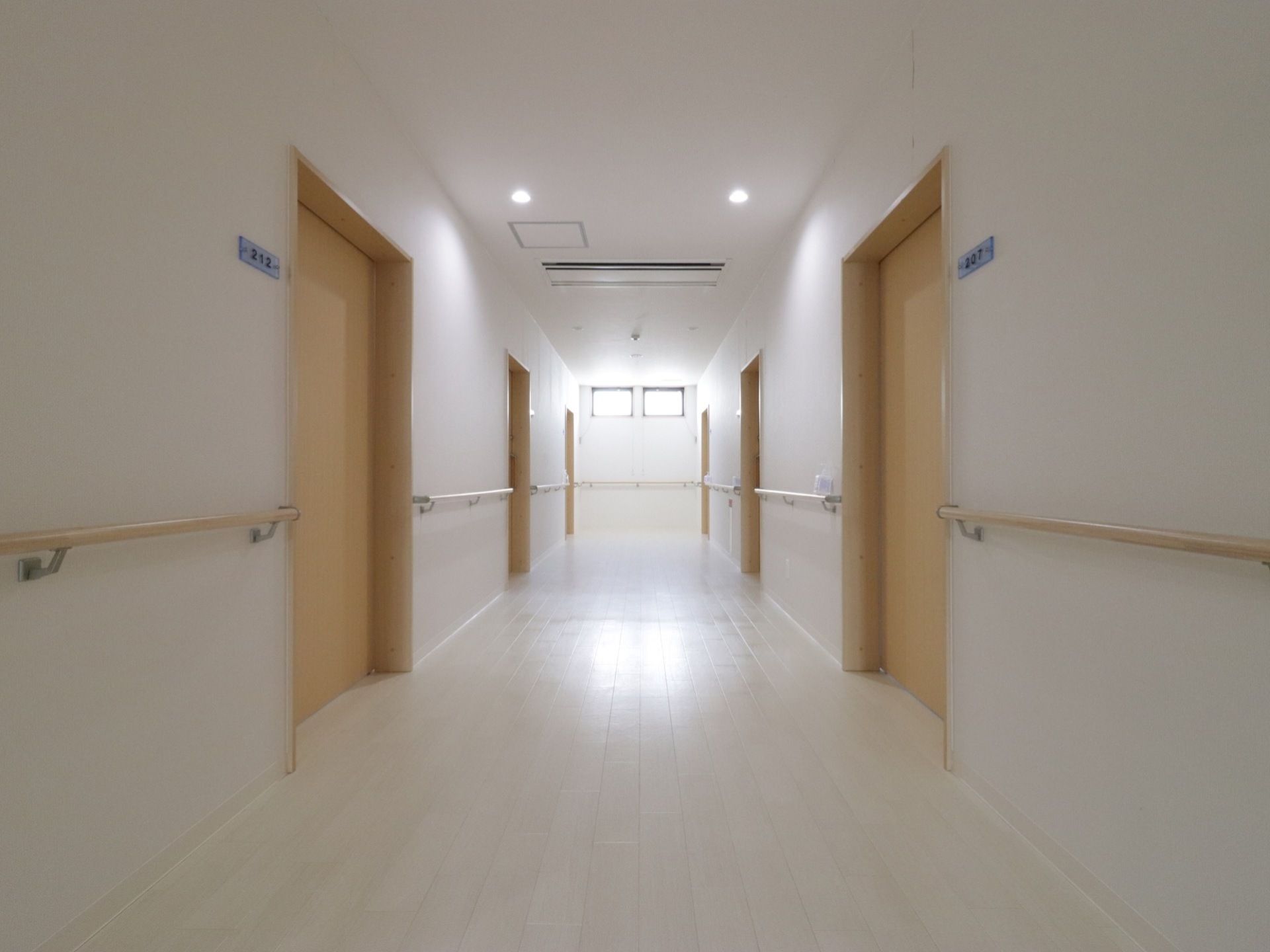各部屋の扉は大きく、足元はバリアフリーになっている。廊下内には余分な物が置かれていない。壁には手すりを設けている。