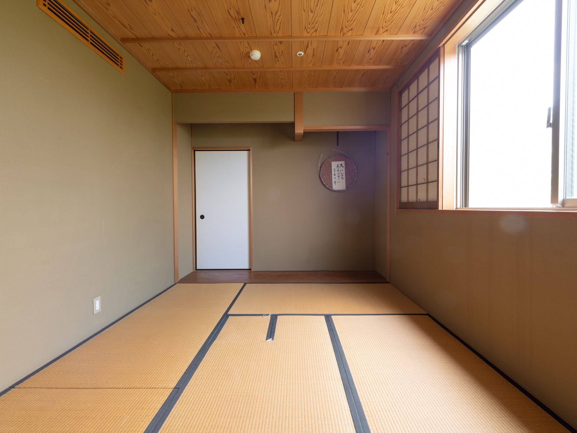 ６畳の和室である。中心部分には炉がきっており、茶道を楽しむこともできる。窓からは光が差し込んでいる。