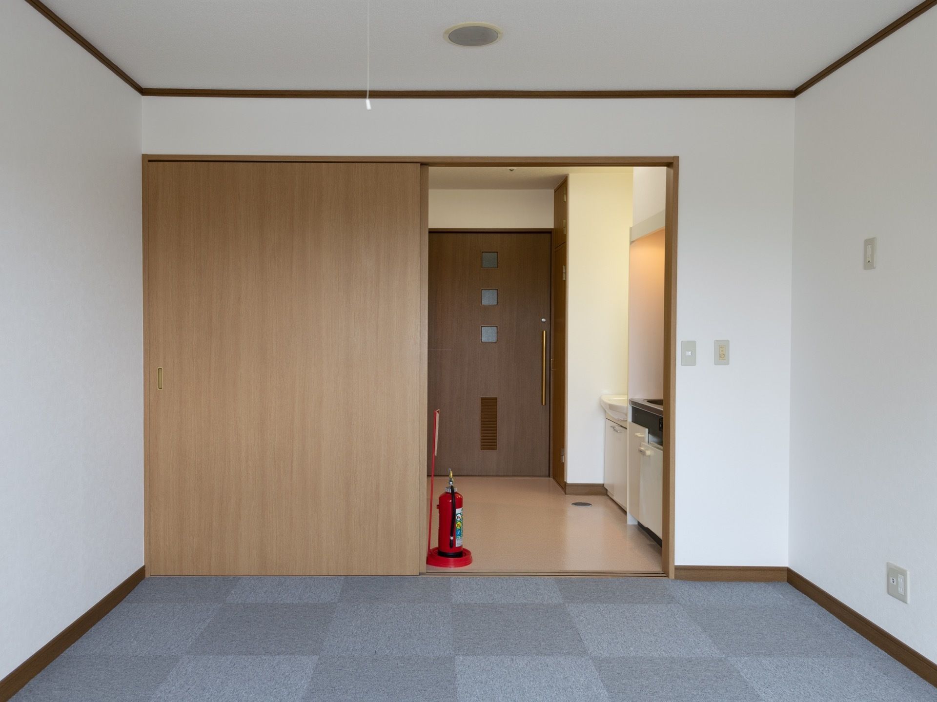 居室にはコンパクトな台所や調理台、洗面所、トイレなど、自立した生活を快適にお過ごしいただける環境がある。