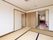 白い壁と畳敷きの居室がある。隣の部屋とは襖で仕切られている。玄関の先は廊下に繋がっており、共有スペースがある。消火器が置かれている。