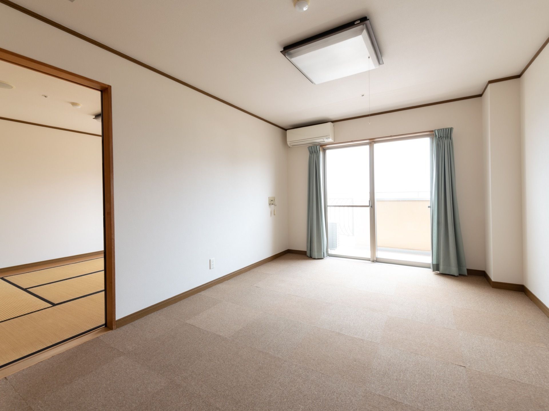 畳の部屋とフローリングの部屋に分かれており、フローリングの上にはクッションマットが敷き詰められている。