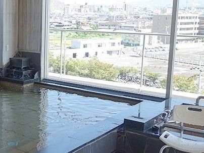 浴槽からは町の景色や心地いい風景が見られるお風呂場