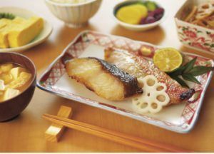 焼き魚とサラダ、炊き込みご飯と味噌汁のセット