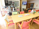 介護施設の明るい共用ダイニング
