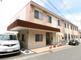 静かな住宅街に立つ施設外観