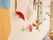 色とりどりの折り鶴や花びらなど、制作された作品が白い壁に飾られている。ほのぼのした雰囲気がただよう空間になっている。