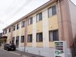 やさしい色合いの外観で、心が落ち着く雰囲気がただよう。建物の端に自動販売機が設置され、飲み物を買うのに便利である。