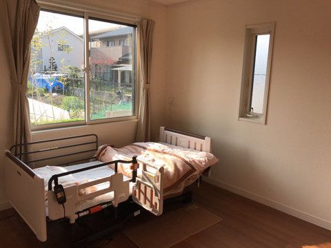 居室には、外の空気に触れながら気持ちよくお過ごしいただけるように、大きな窓と縦長の小さめの窓を設けている。